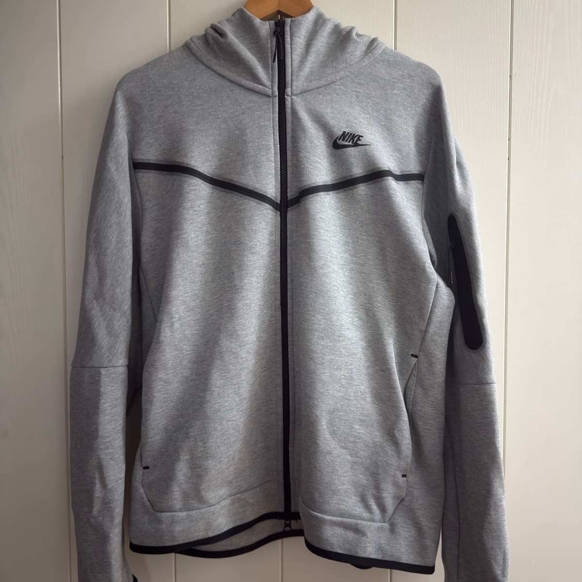 Nike Tech Fleece peysa