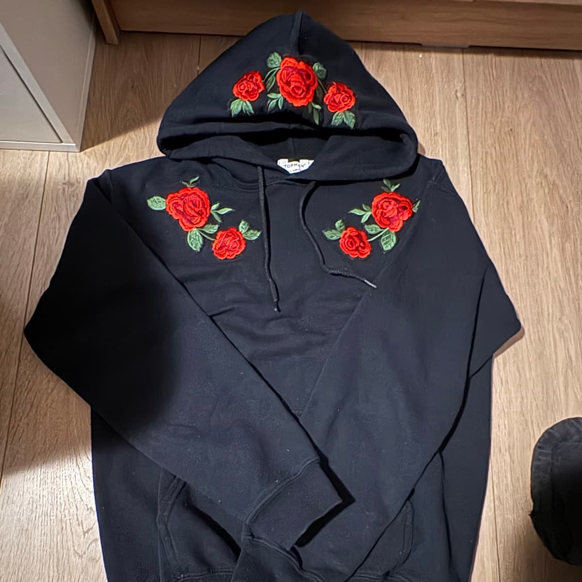 Hettupeysa með rósasaumi