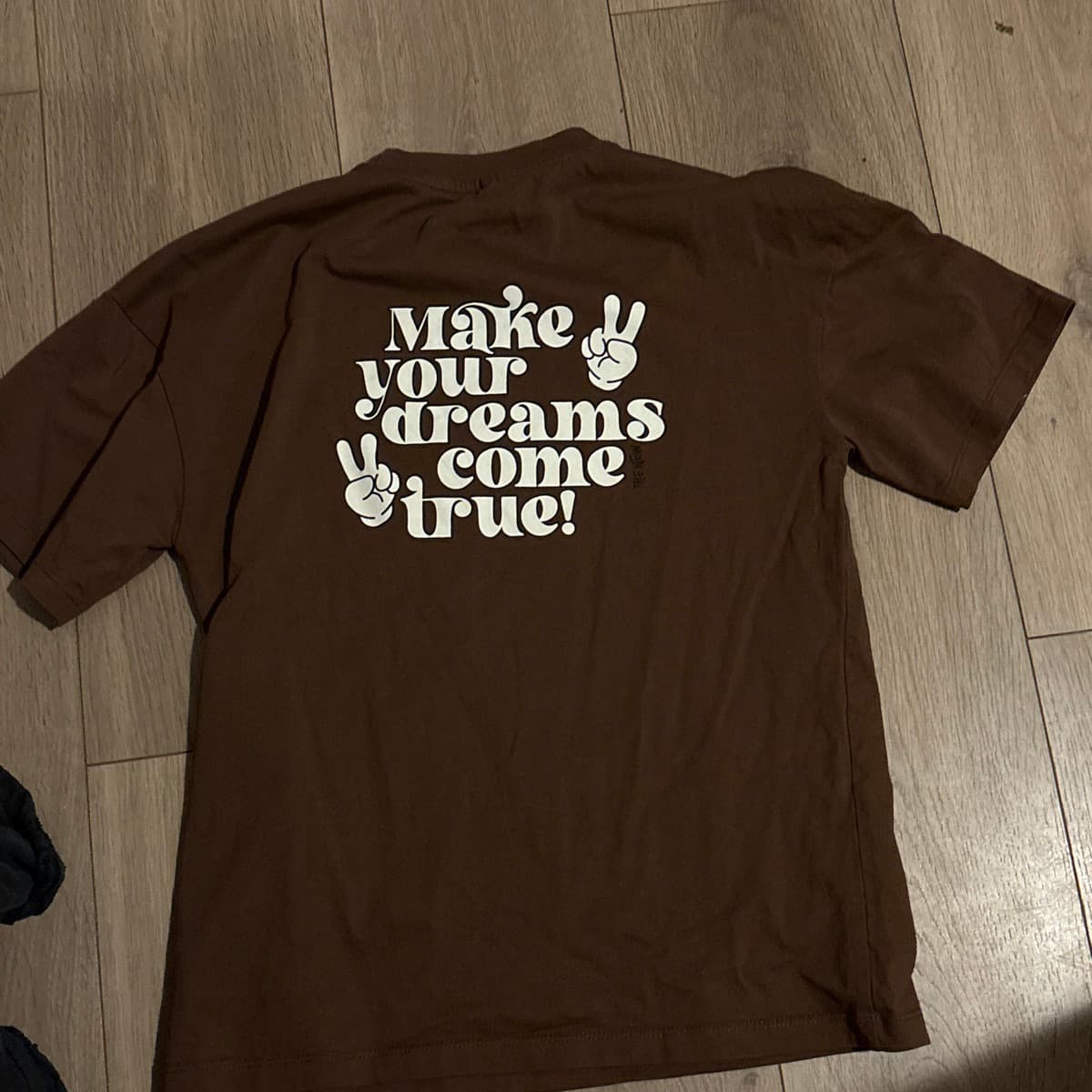 Brúnn bolur með áprenti