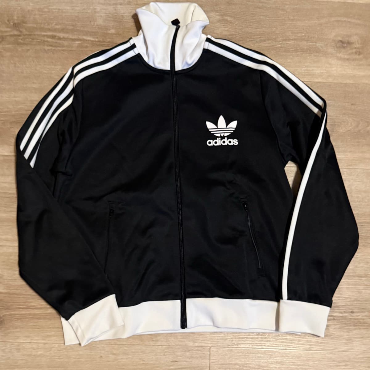 Adidas rennd peysa
