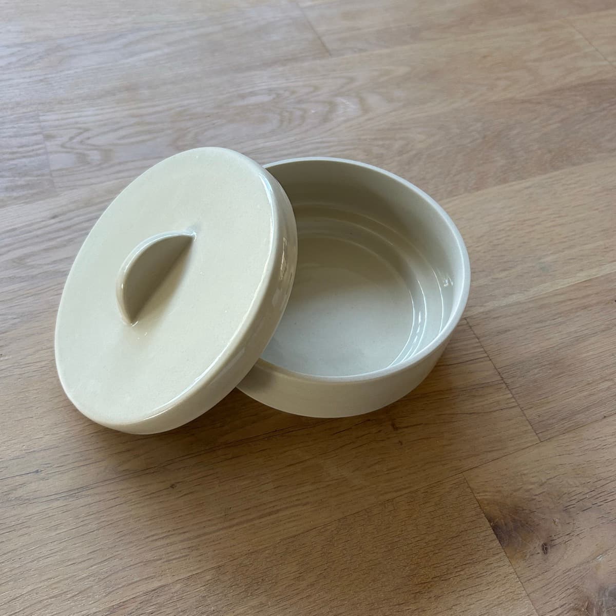 Keramikkrukka með loki