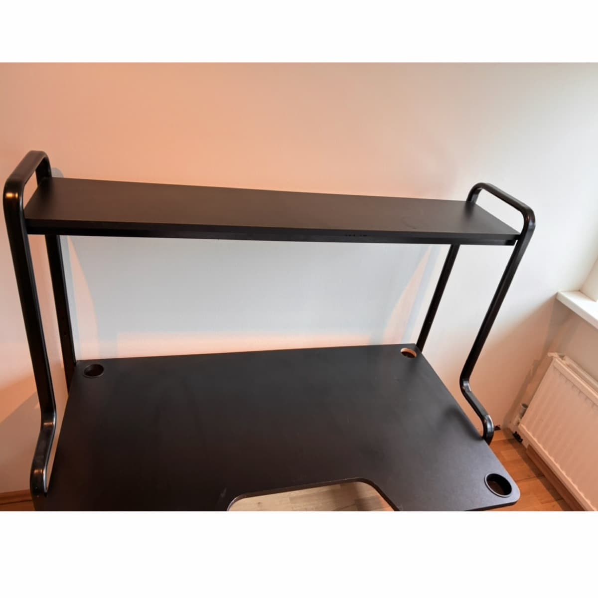 Gaming borð með hillu