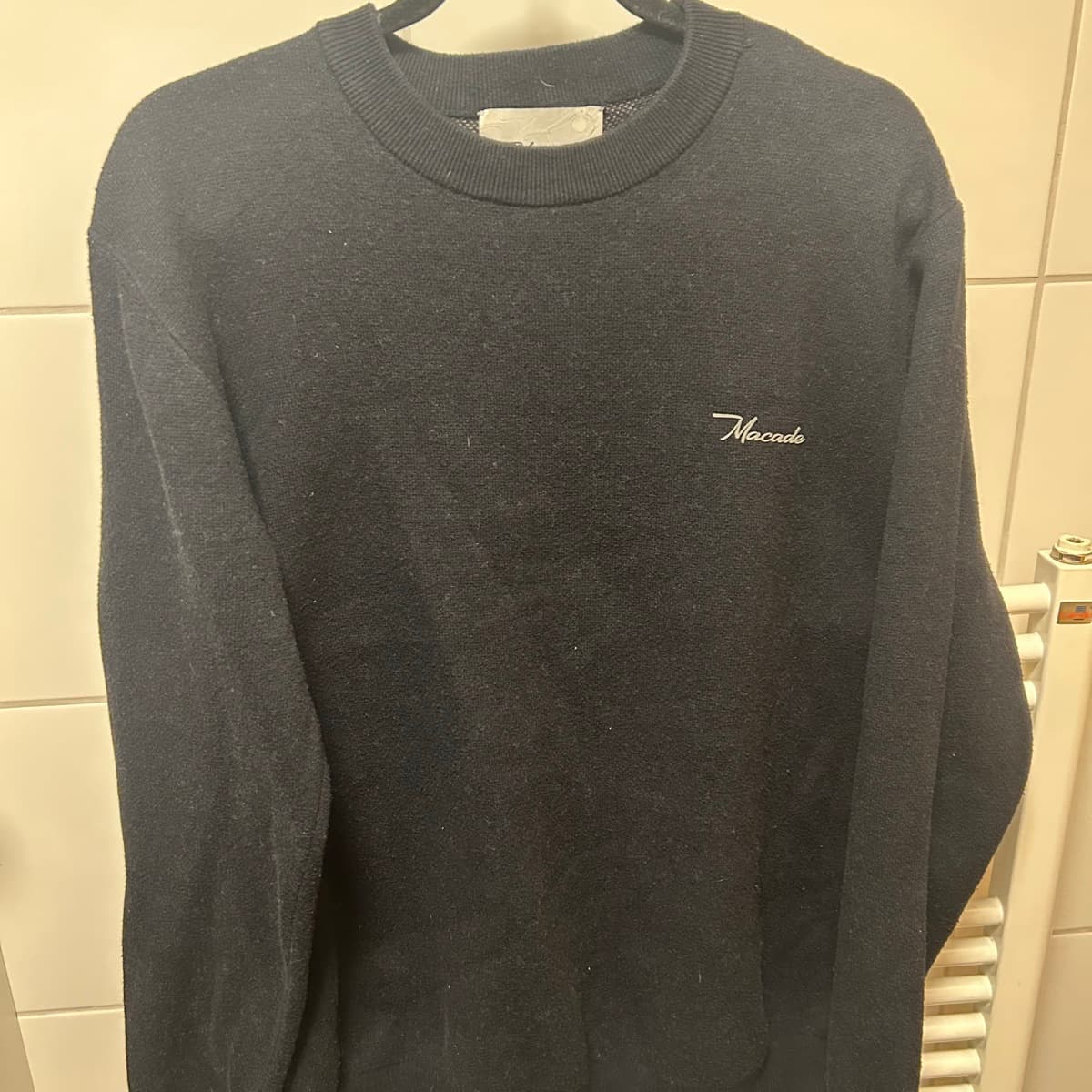 Dökkblá peysa með golfmynd