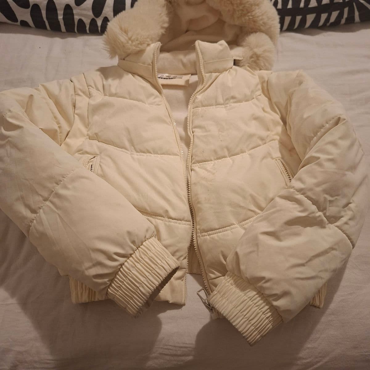 Stutt puffer úlpa með loðhettu