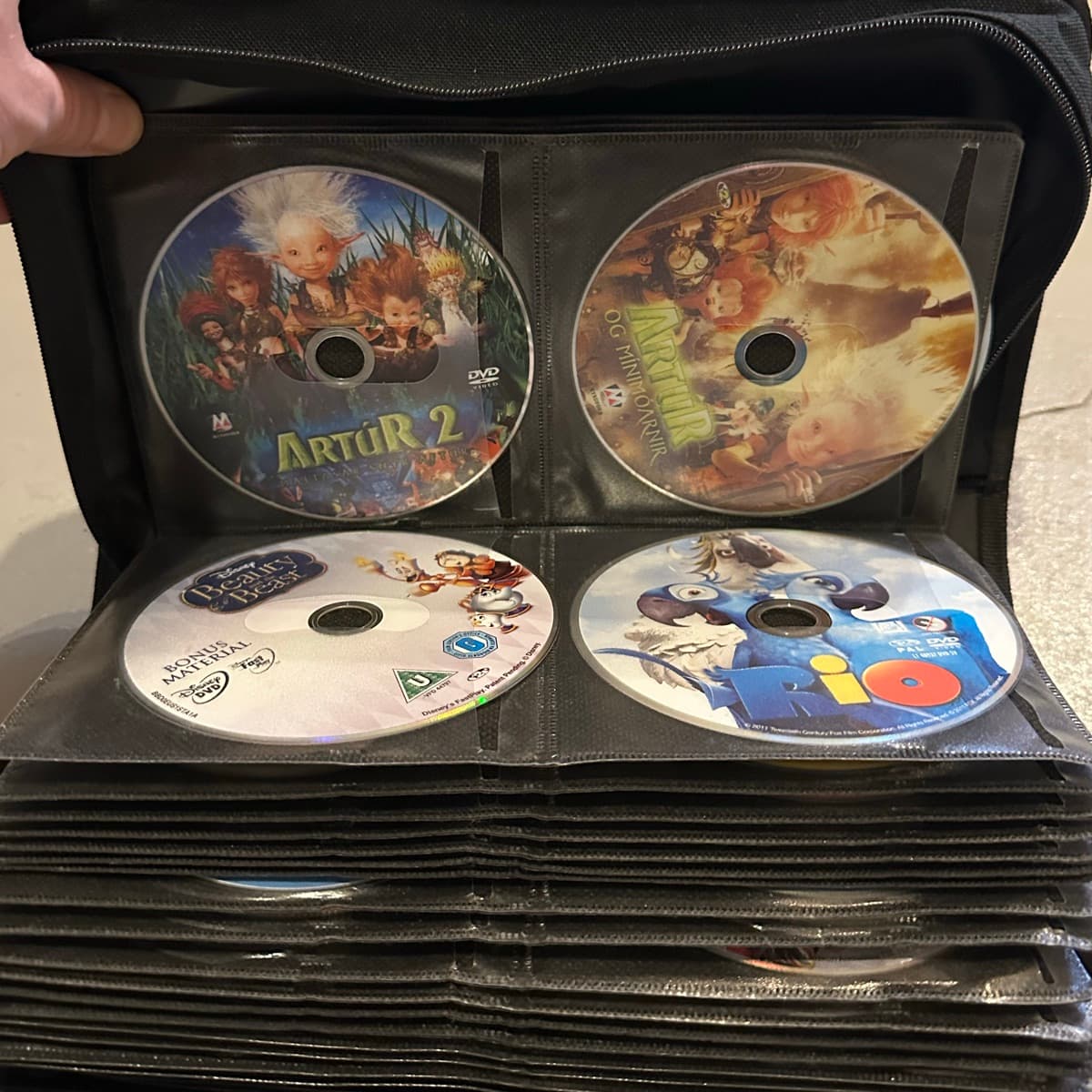 Safn af DVD barnamyndum í geymslutösku