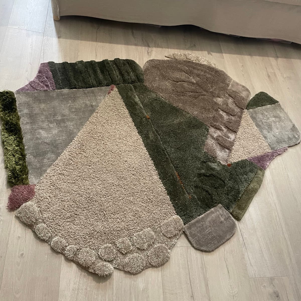 Handgert og einstakt teppi úr endurnýttum gólfefnum (162x123 cm) 🌿
